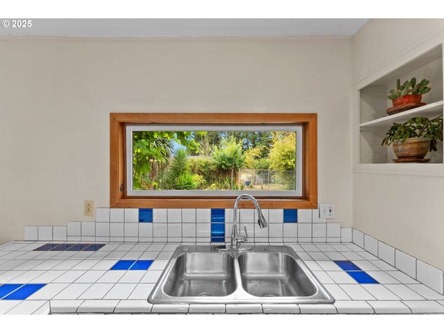 726 Pacific Ave, Brookings, OR 97415