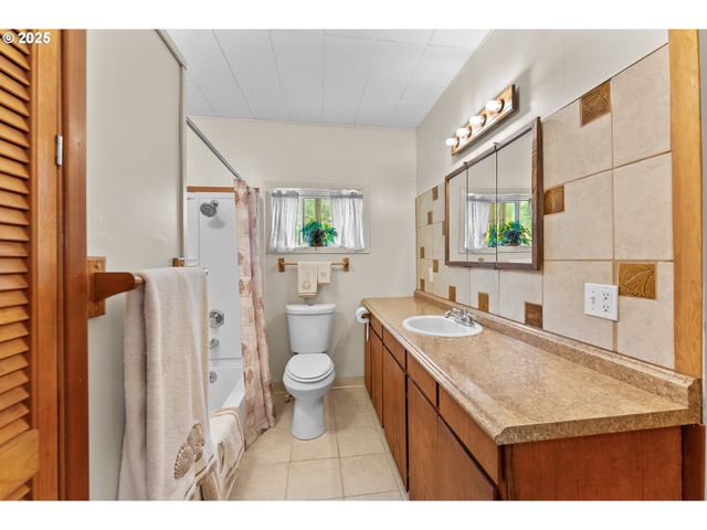 726 Pacific Ave, Brookings, OR 97415