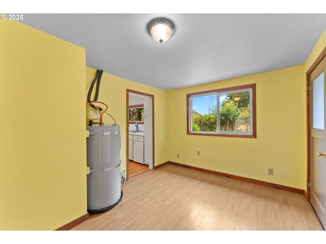 726 Pacific Ave, Brookings, OR 97415