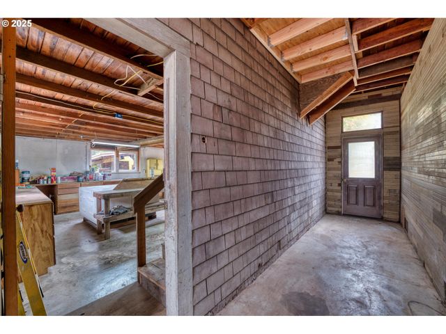 726 Pacific Ave, Brookings, OR 97415