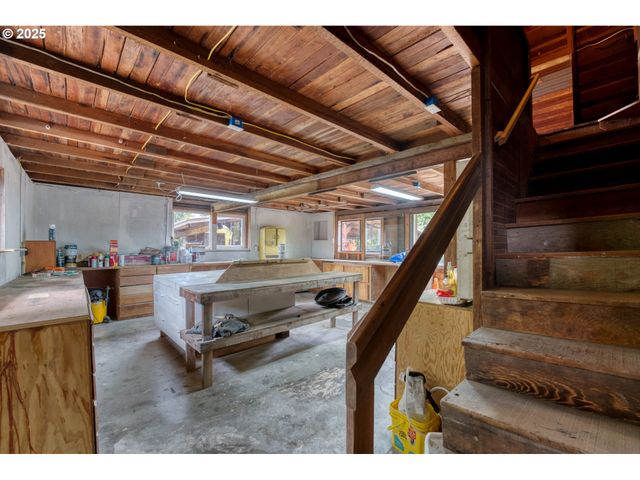726 Pacific Ave, Brookings, OR 97415