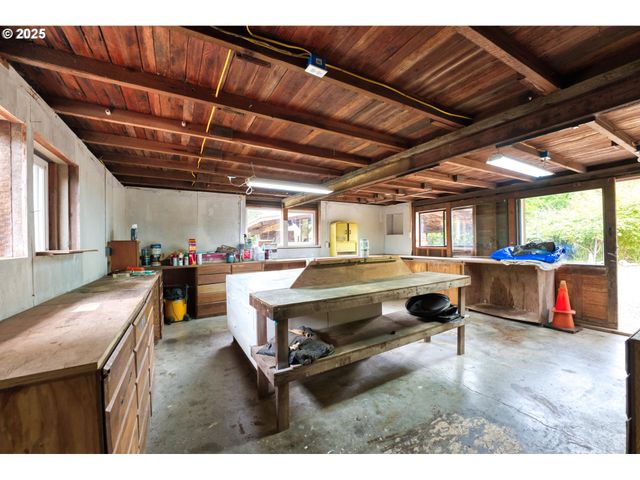 726 Pacific Ave, Brookings, OR 97415