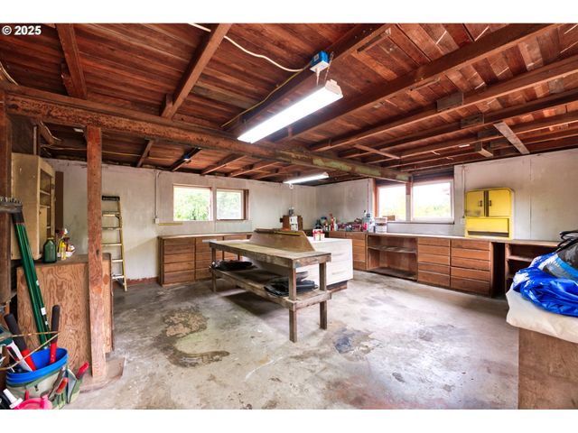 726 Pacific Ave, Brookings, OR 97415