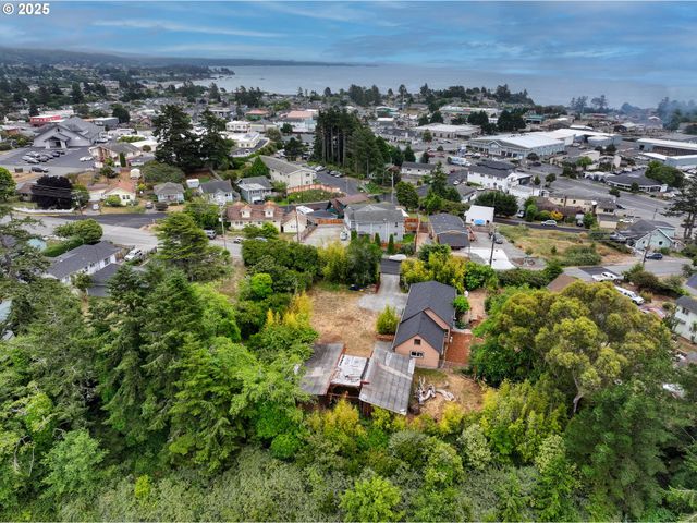 726 Pacific Ave, Brookings, OR 97415
