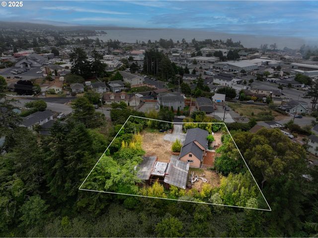 726 Pacific Ave, Brookings, OR 97415
