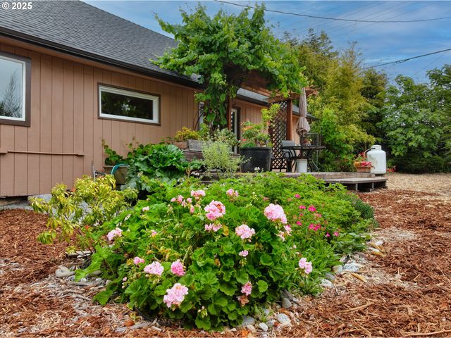 726 Pacific Ave, Brookings, OR 97415