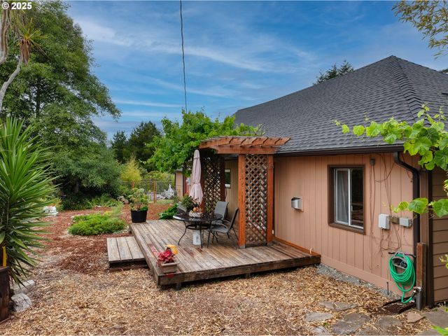 726 Pacific Ave, Brookings, OR 97415