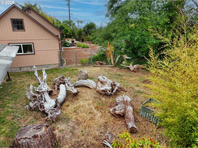 726 Pacific Ave, Brookings, OR 97415