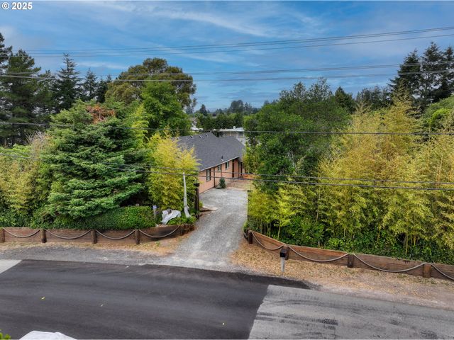 726 Pacific Ave, Brookings, OR 97415