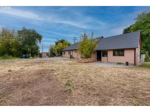 726 Pacific Ave, Brookings, OR 97415