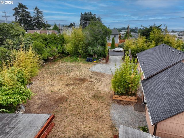 726 Pacific Ave, Brookings, OR 97415