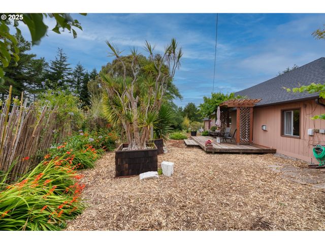 726 Pacific Ave, Brookings, OR 97415