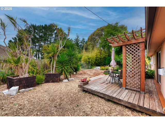 726 Pacific Ave, Brookings, OR 97415