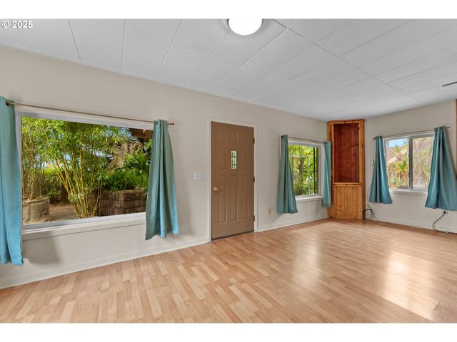 726 Pacific Ave, Brookings, OR 97415