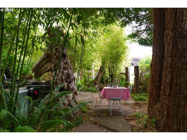 726 Pacific Ave, Brookings, OR 97415