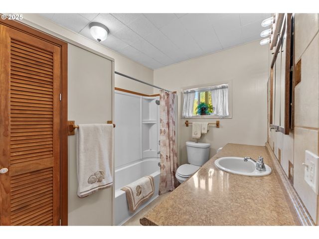 726 Pacific Ave, Brookings, OR 97415