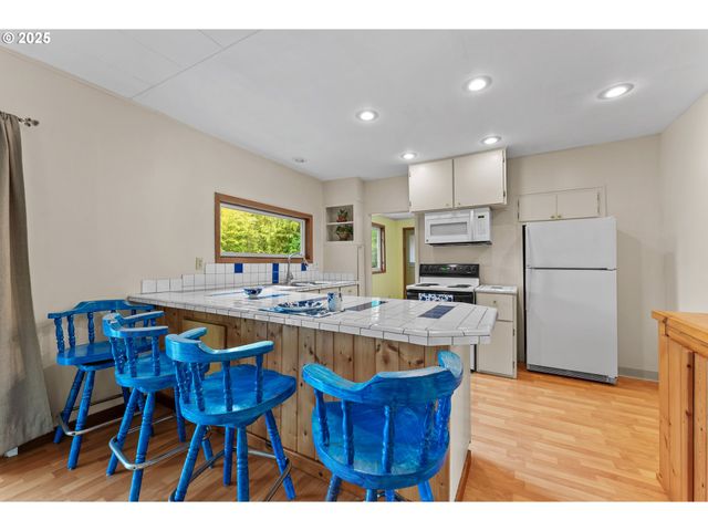 726 Pacific Ave, Brookings, OR 97415