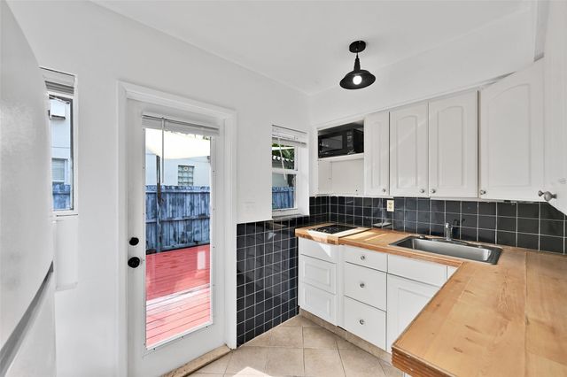 1021 NE 2nd St 3, Fort Lauderdale, FL 33301