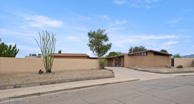 1635 Country Club Circle, Las Cruces, NM 88001