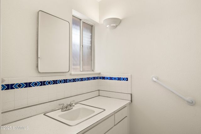 1635 Country Club Circle, Las Cruces, NM 88001