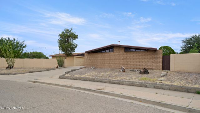 1635 Country Club Circle, Las Cruces, NM 88001