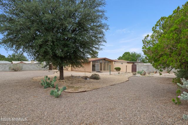 1635 Country Club Circle, Las Cruces, NM 88001