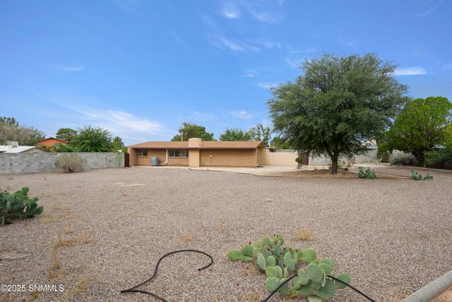 1635 Country Club Circle, Las Cruces, NM 88001