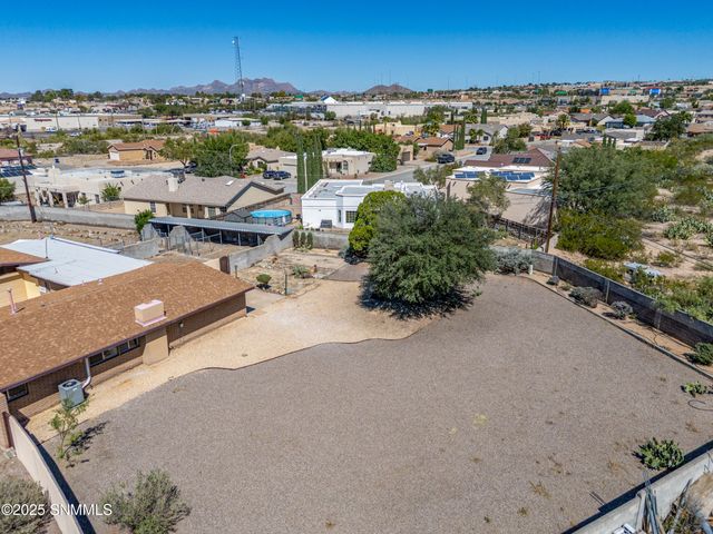 1635 Country Club Circle, Las Cruces, NM 88001