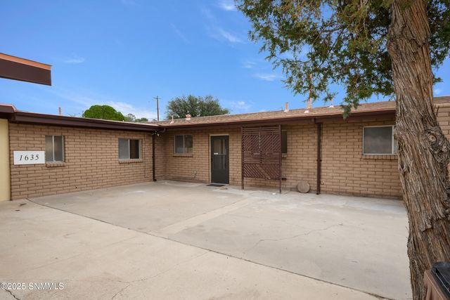 1635 Country Club Circle, Las Cruces, NM 88001