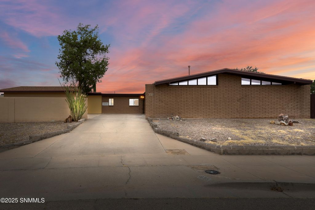 1635 Country Club Circle, Las Cruces, NM 88001