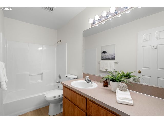 711 WARREN St, Oregon City, OR 97045