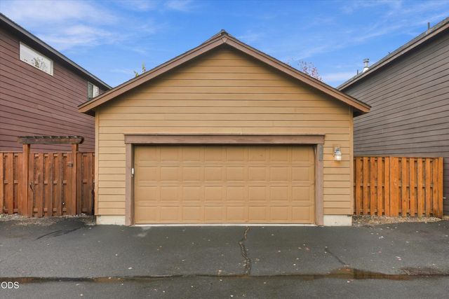 20487 Brentwood Avenue, Bend, OR 97702