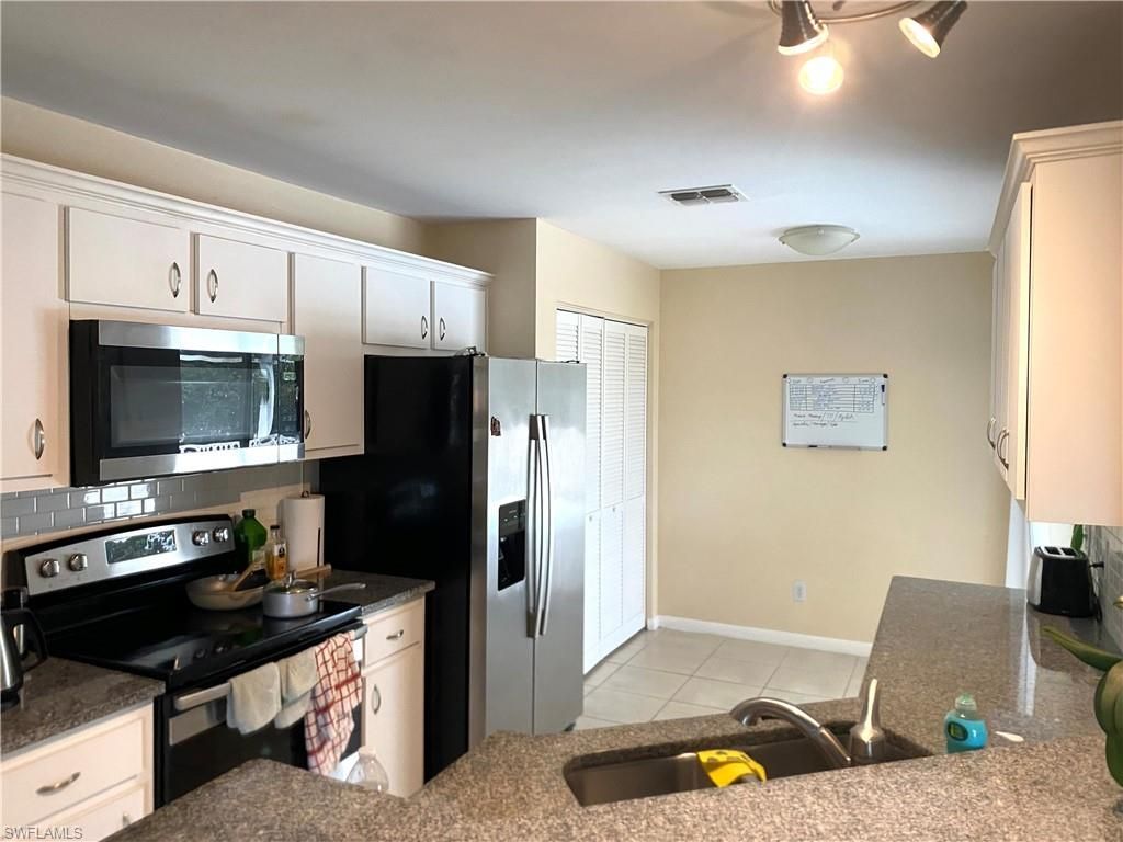 Image 5 of property listing at 2522 SW 9th PL, Cape Coral, FL 33914