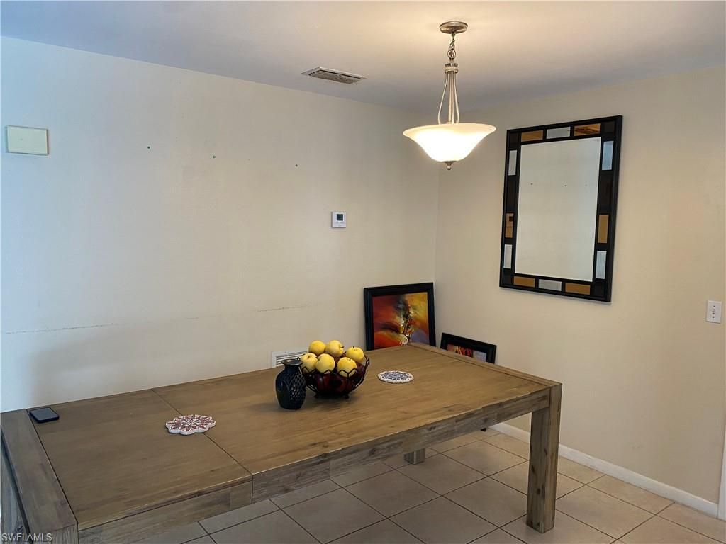 Image 7 of property listing at 2522 SW 9th PL, Cape Coral, FL 33914