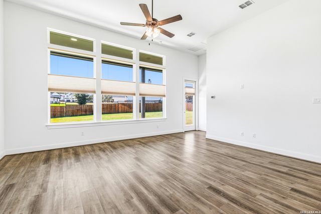 145 W MAGNOLIA CIR, La Vernia, TX 78121