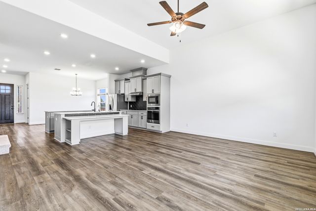 145 W MAGNOLIA CIR, La Vernia, TX 78121