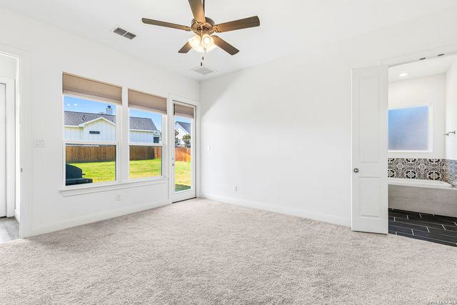 145 W MAGNOLIA CIR, La Vernia, TX 78121