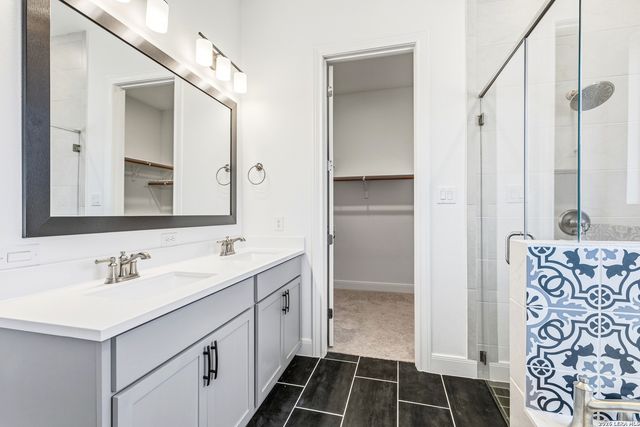 145 W MAGNOLIA CIR, La Vernia, TX 78121