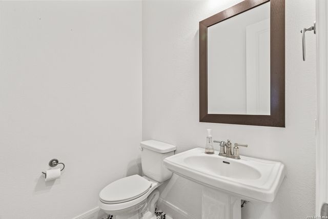 145 W MAGNOLIA CIR, La Vernia, TX 78121