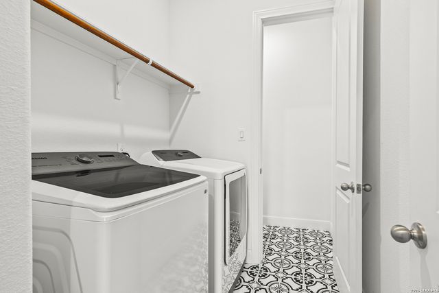 145 W MAGNOLIA CIR, La Vernia, TX 78121
