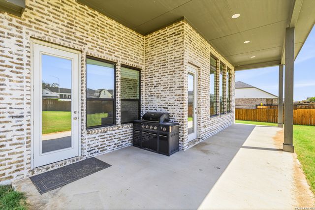 145 W MAGNOLIA CIR, La Vernia, TX 78121