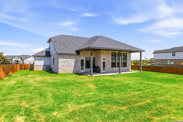 145 W MAGNOLIA CIR, La Vernia, TX 78121