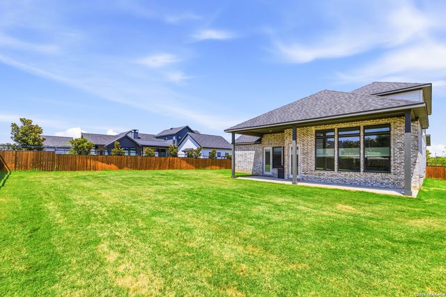 145 W MAGNOLIA CIR, La Vernia, TX 78121