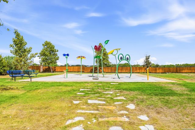 145 W MAGNOLIA CIR, La Vernia, TX 78121