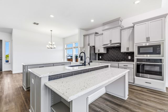 145 W MAGNOLIA CIR, La Vernia, TX 78121