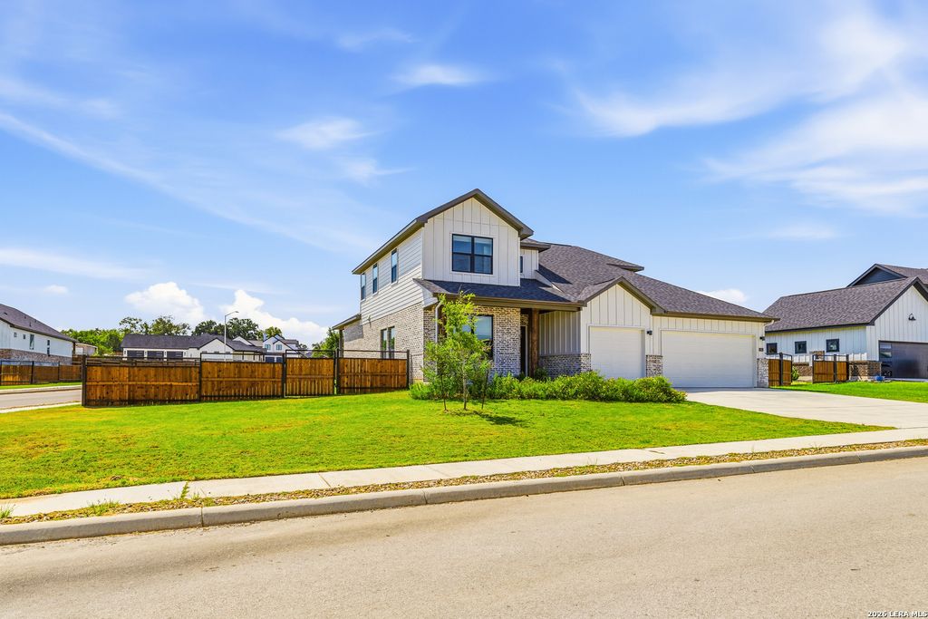 145 W MAGNOLIA CIR, La Vernia, TX 78121