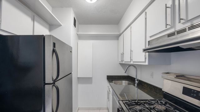 301 E 45th St Apt 19C, New York City, NY 10017