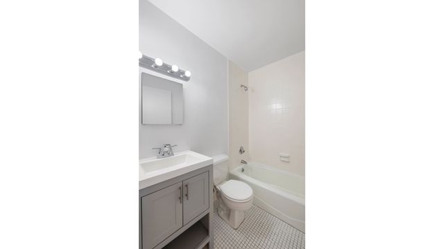 301 E 45th St Apt 19C, New York City, NY 10017