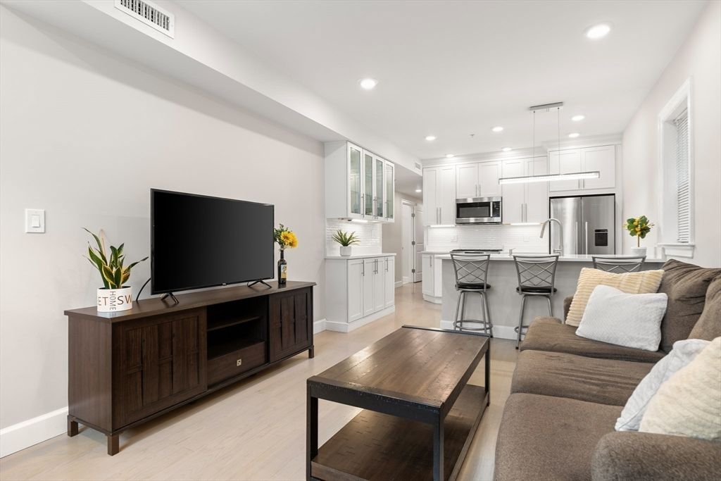 286 Sumner St. 1, Boston, MA 02128