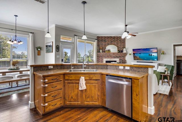 19110 Winstar Dr, Flint, TX 75762